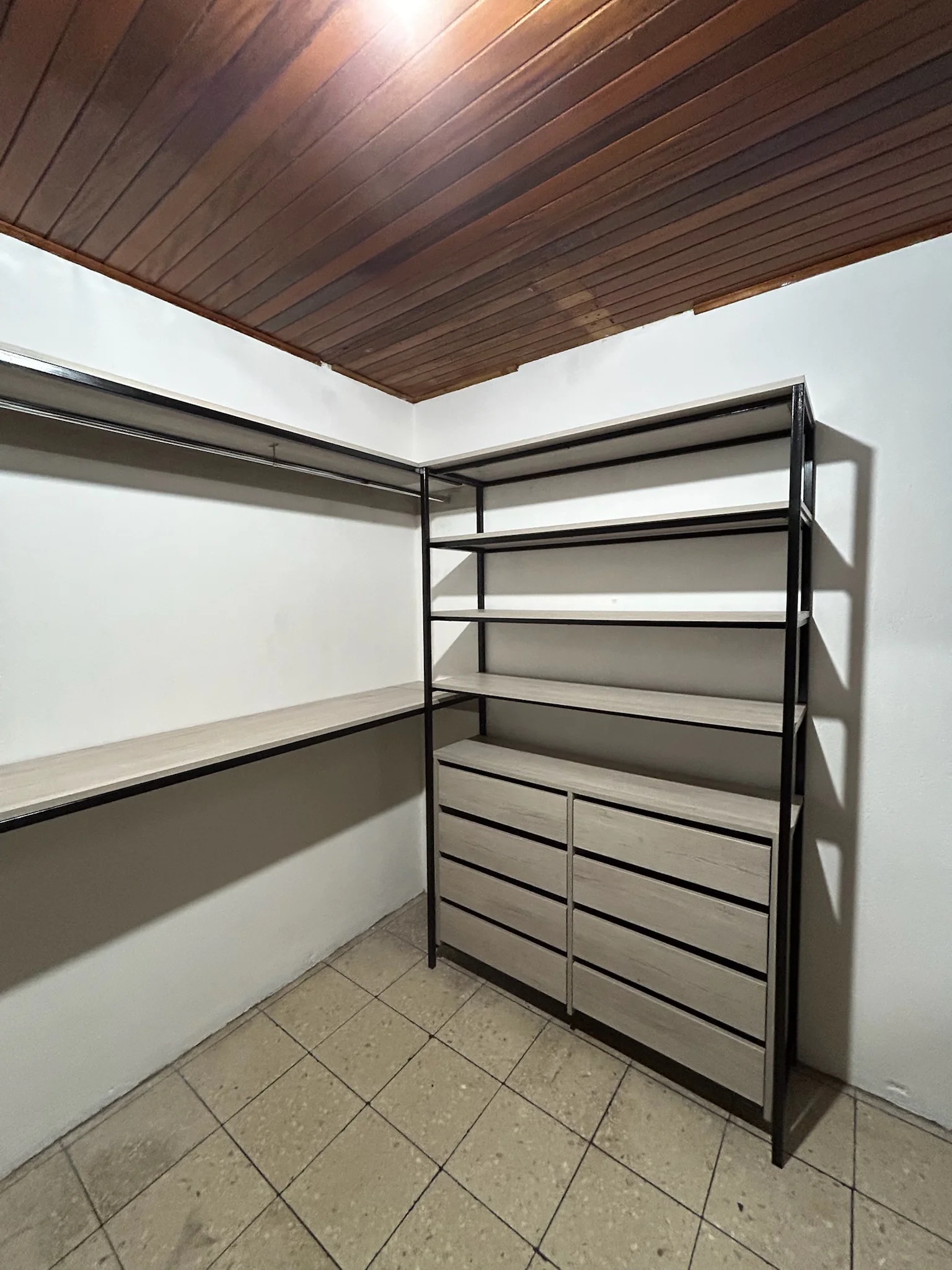 Imagen 4 del proyecto Vestidor abierto con estructura liviana en Habitación / walk-in closet miniatura