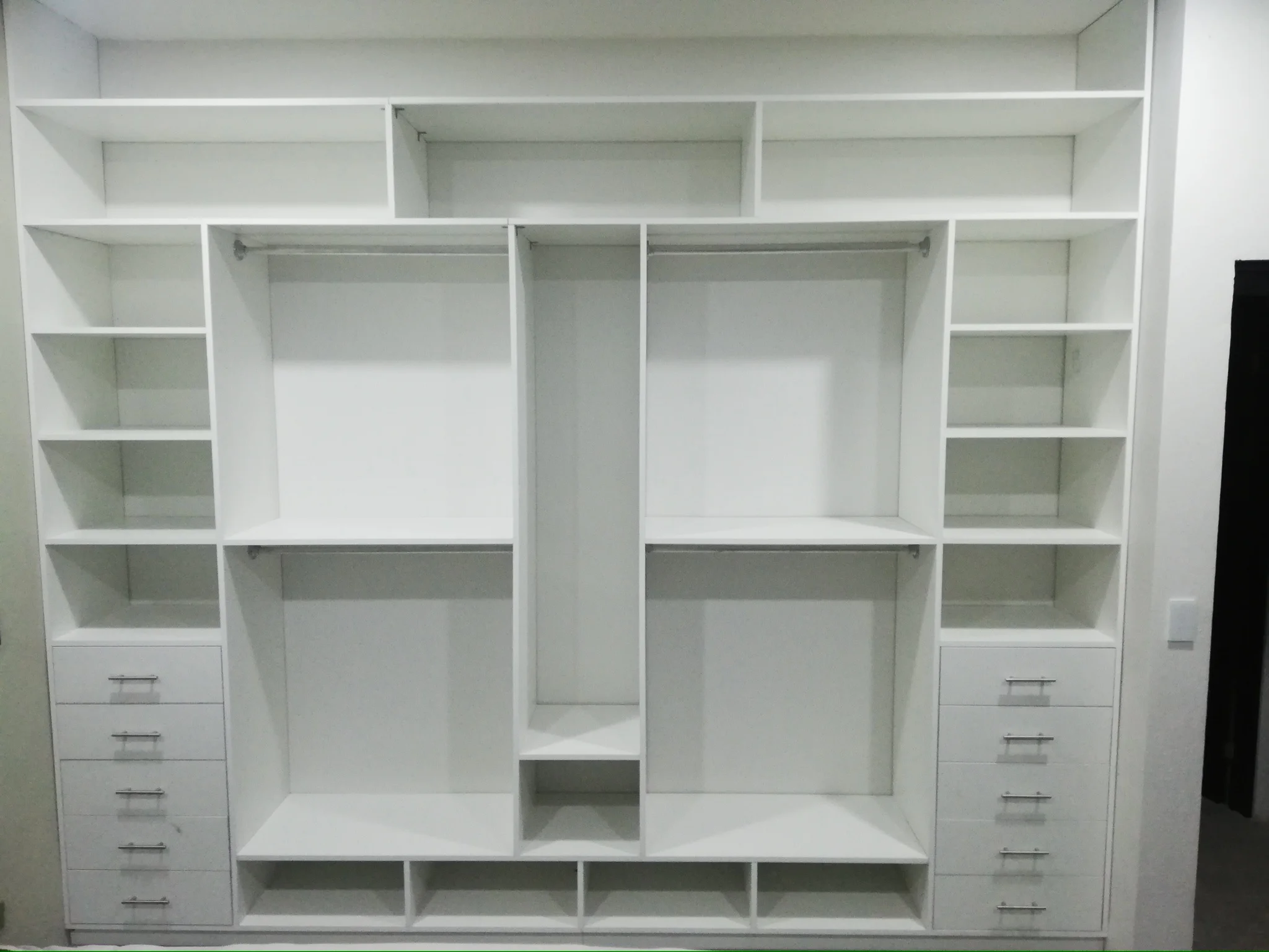 Imagen 1 del proyecto Closet simétrico de lectura limpia en Habitación / muro principal