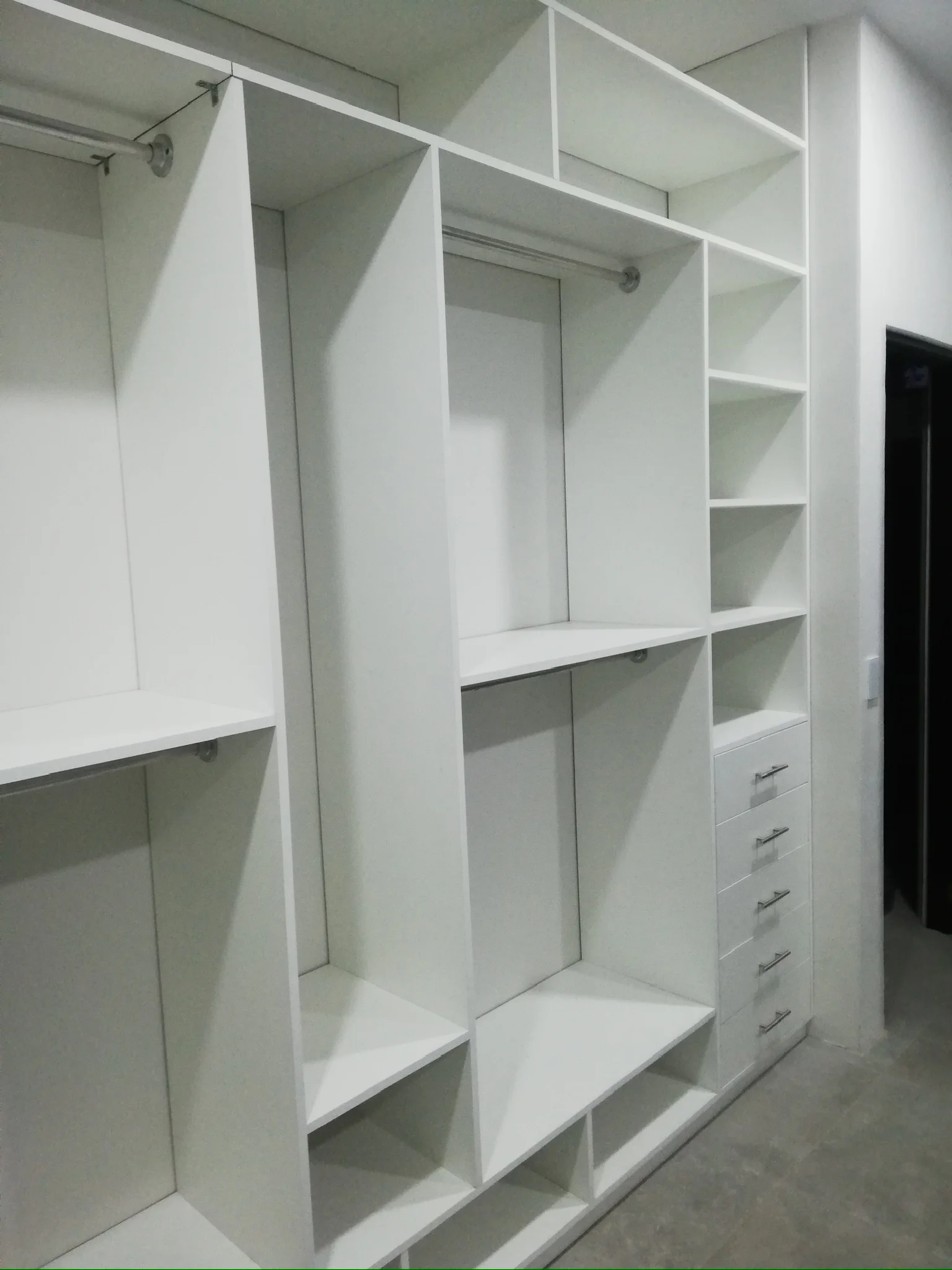 Imagen 2 del proyecto Closet simétrico de lectura limpia en Habitación / muro principal miniatura