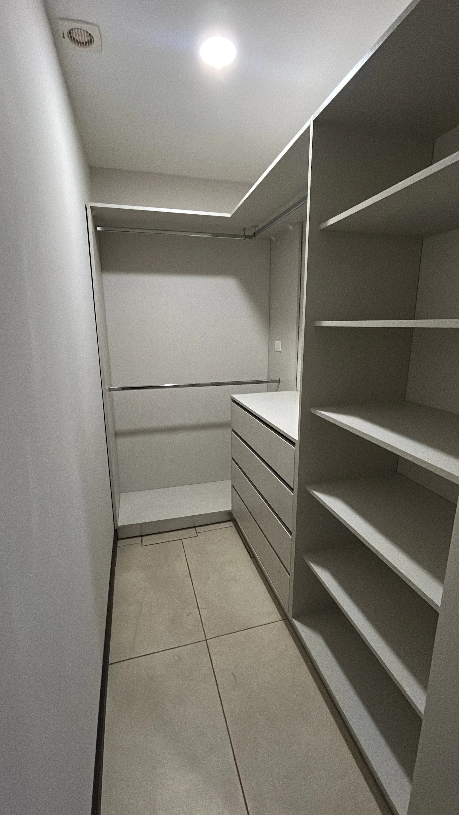 Imagen 1 del proyecto Walk-in closet angosto y eficiente en Habitación / espacio estrecho