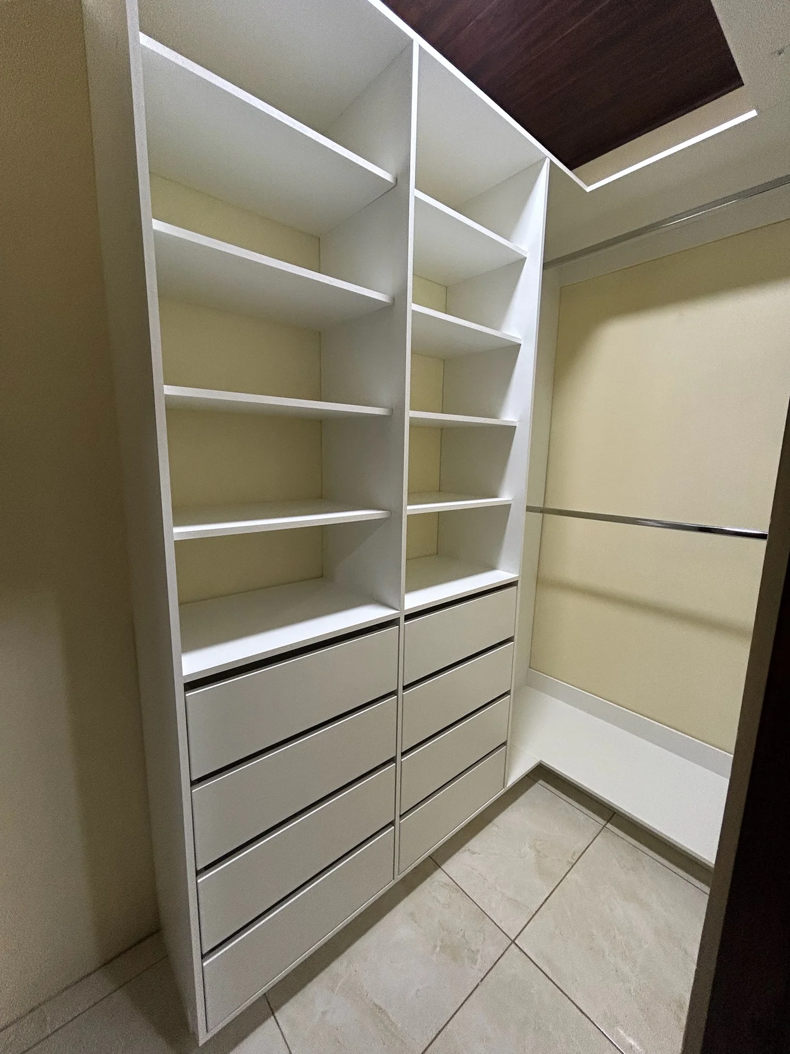 Imagen 2 del proyecto Walk-in closet angosto y eficiente en Habitación / espacio estrecho miniatura