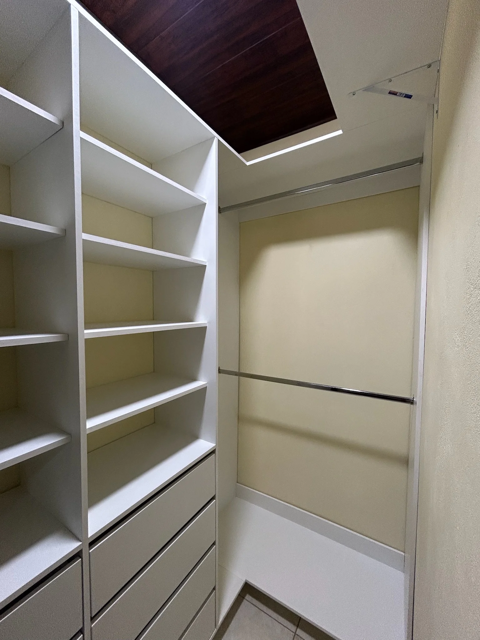 Imagen 3 del proyecto Walk-in closet angosto y eficiente en Habitación / espacio estrecho miniatura