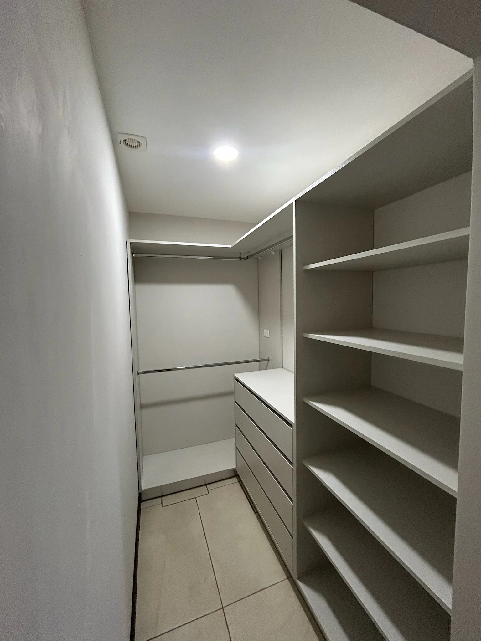 Imagen 4 del proyecto Walk-in closet angosto y eficiente en Habitación / espacio estrecho miniatura