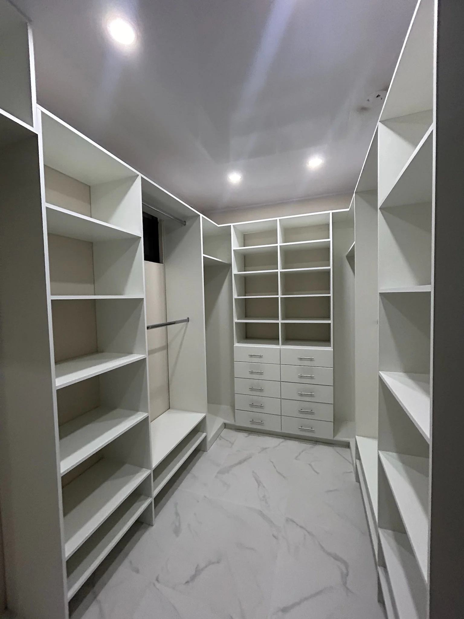 Imagen 3 del proyecto Vestidor en L de alta capacidad en Habitación / guardado completo miniatura