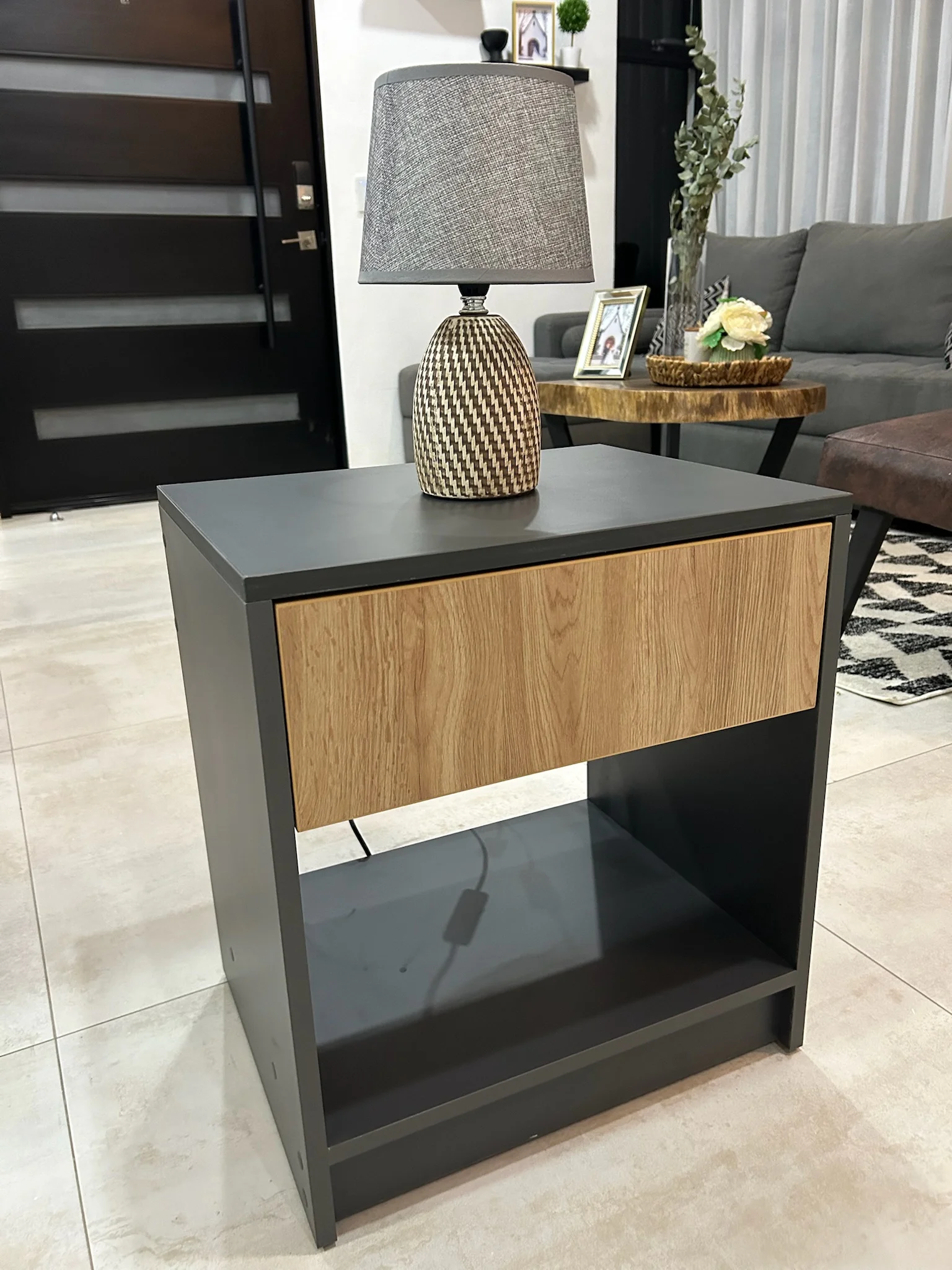 Imagen 1 del proyecto Mesa de noche de contraste sereno en Habitación / apoyo junto a la cama