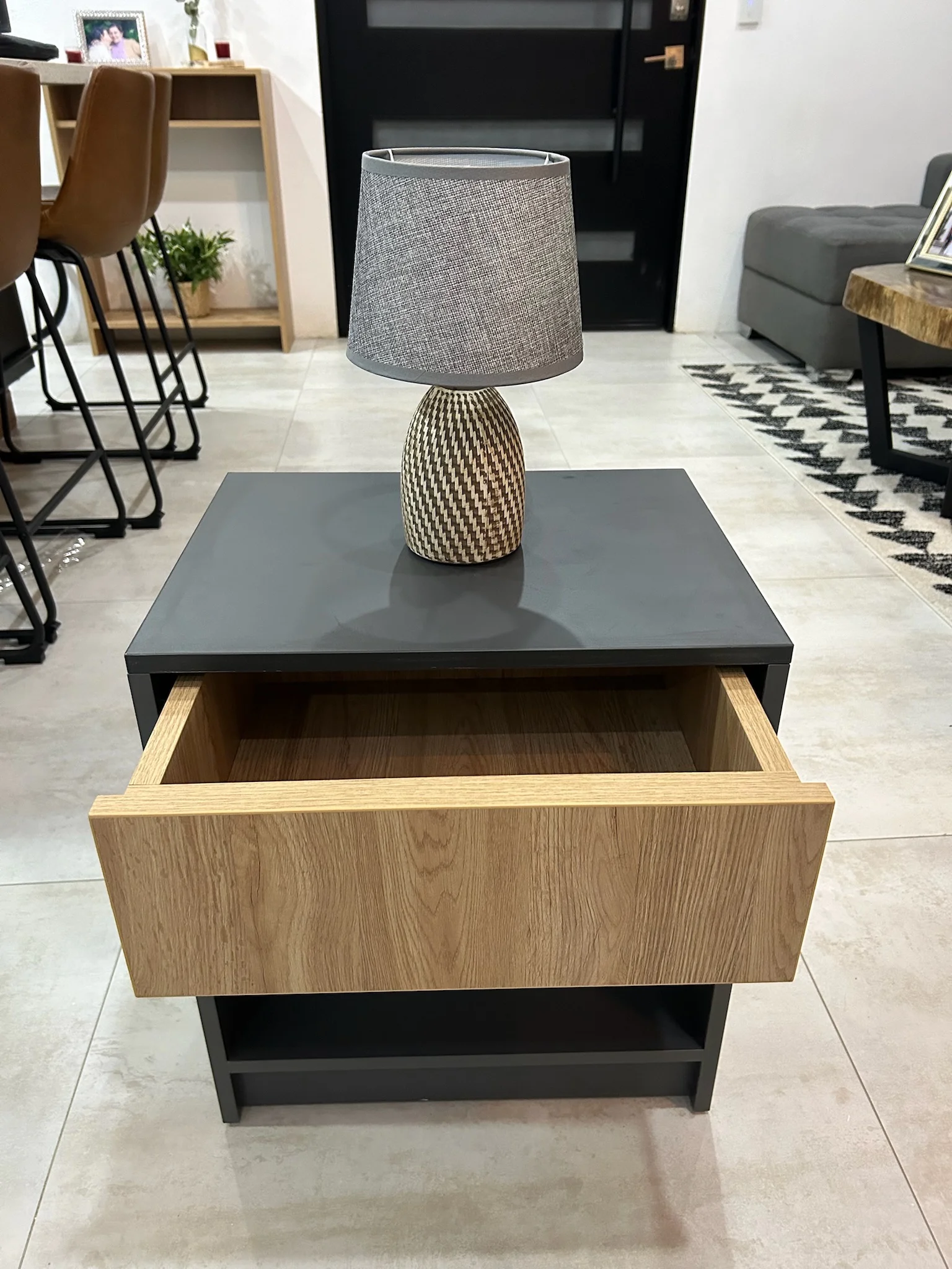 Imagen 2 del proyecto Mesa de noche de contraste sereno en Habitación / apoyo junto a la cama miniatura