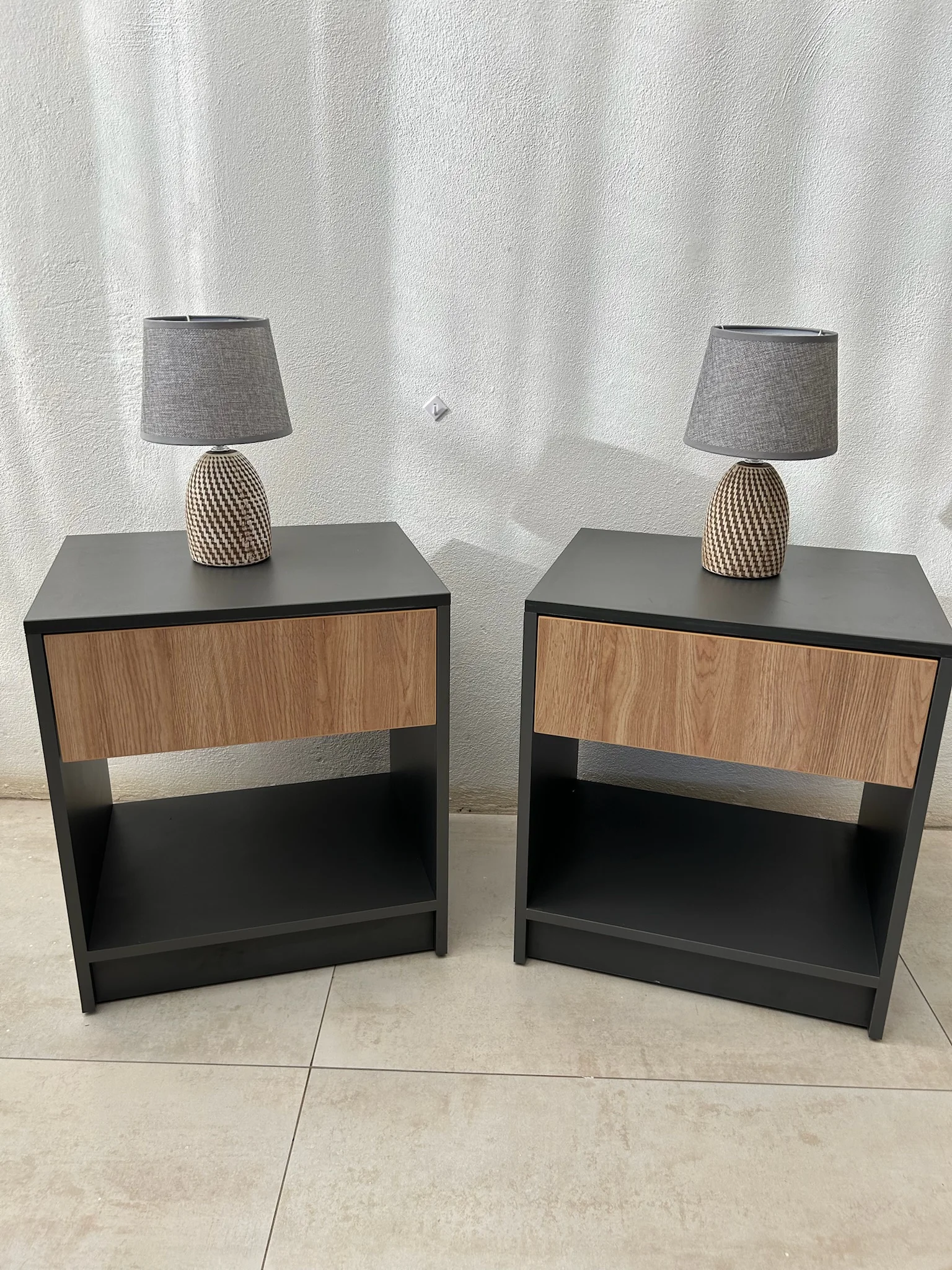 Imagen 3 del proyecto Mesa de noche de contraste sereno en Habitación / apoyo junto a la cama miniatura