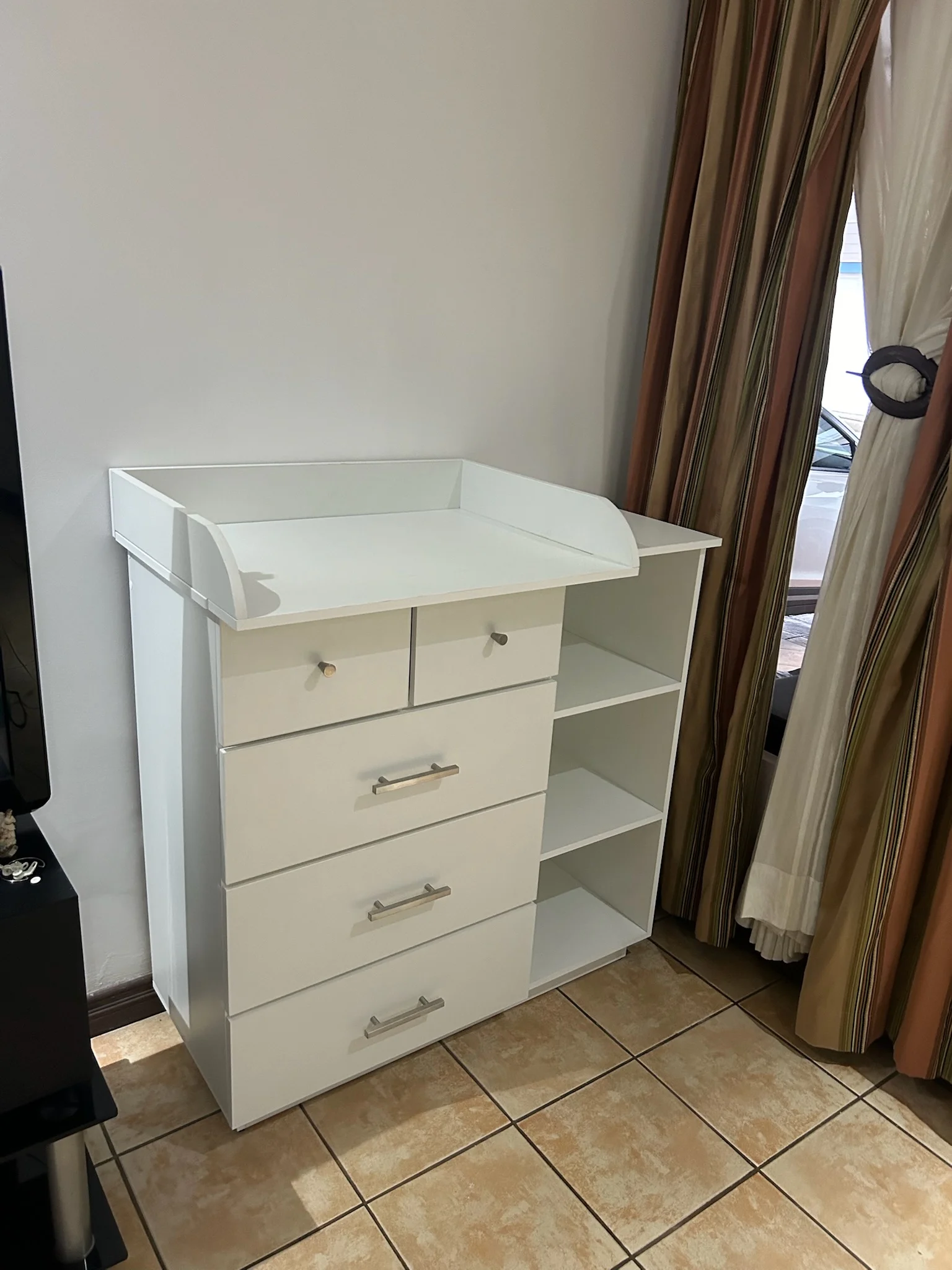 Imagen 2 del proyecto Cómoda blanca para organización diaria en Habitación / guardado auxiliar miniatura