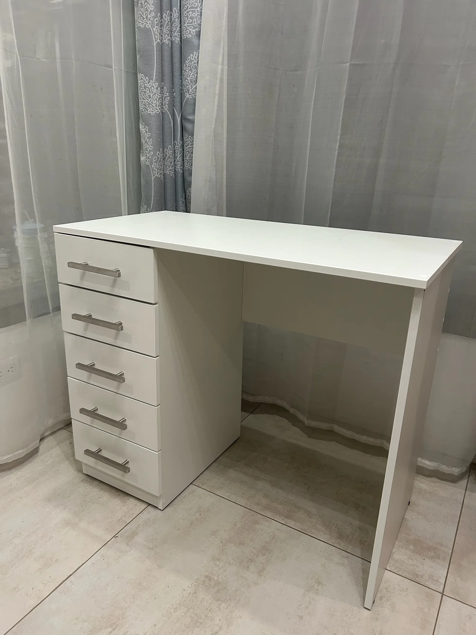 Escritorio a medida de Vicolo Designs para home office en Costa Rica.