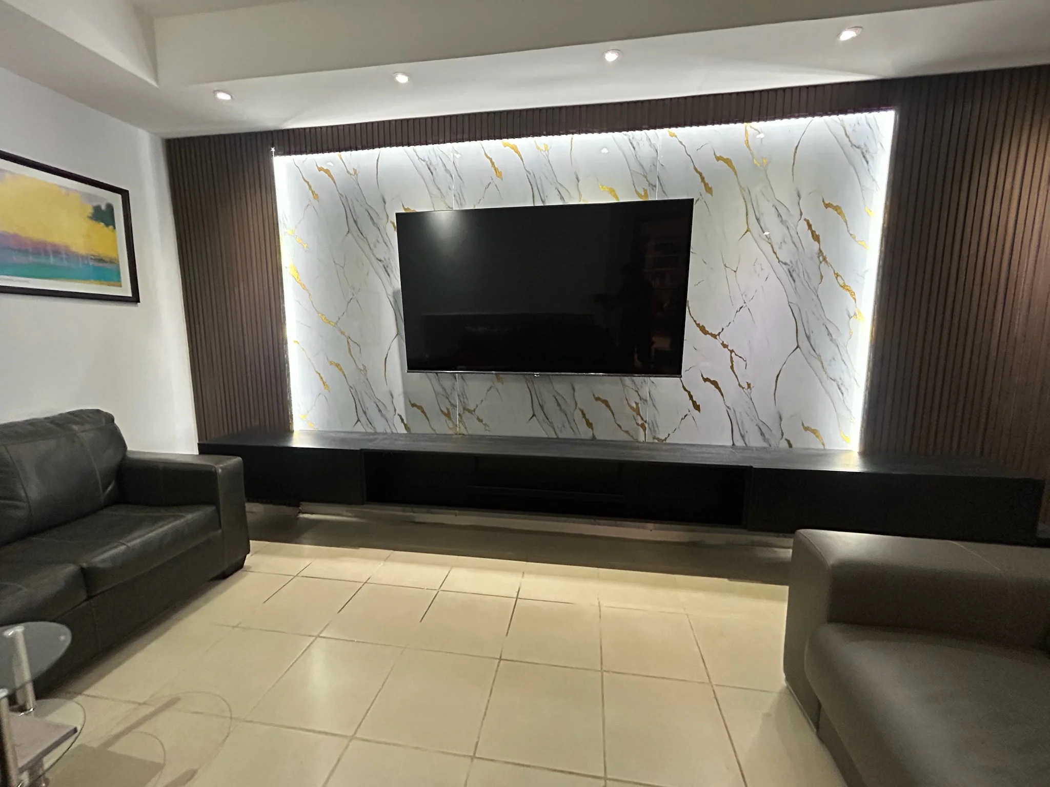 Imagen 2 del proyecto Centro de TV con presencia arquitectónica en Sala / muro principal miniatura