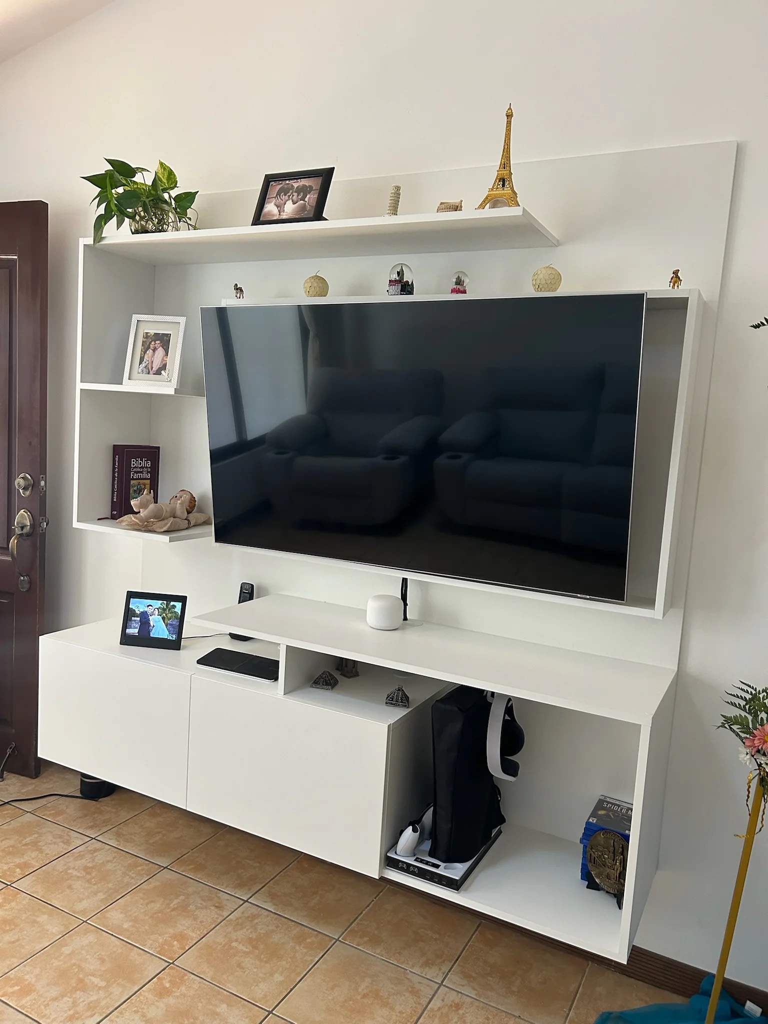Imagen 2 del proyecto Panel de TV limpio y funcional en Sala / formato compacto miniatura