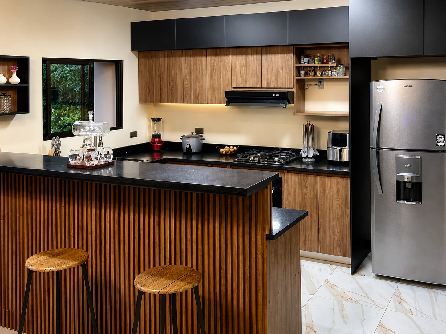 Showroom de Vicolo CR con cocina personalizada y ambiente social contemporáneo